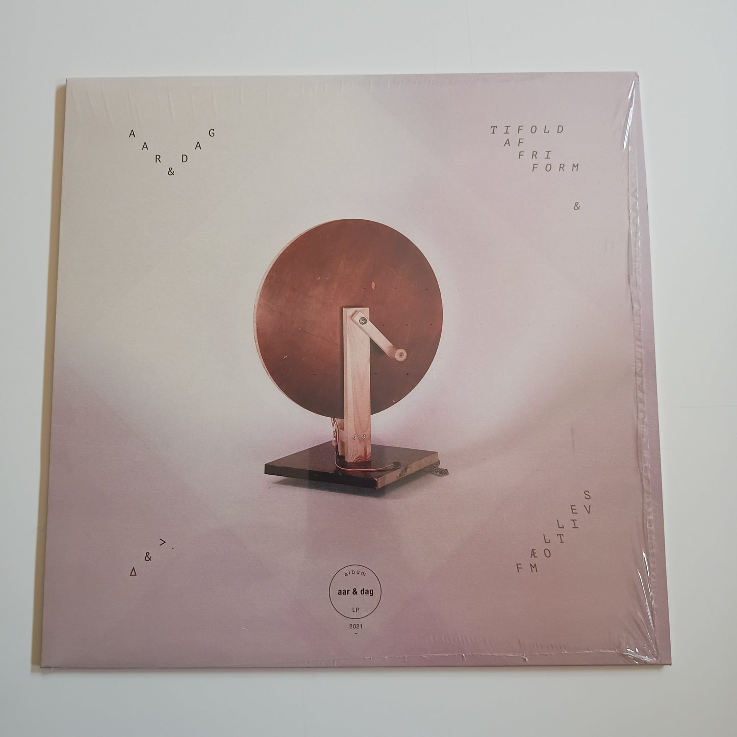 AAR & DAG - Tifold Af Fri Form og Fælles Motiv